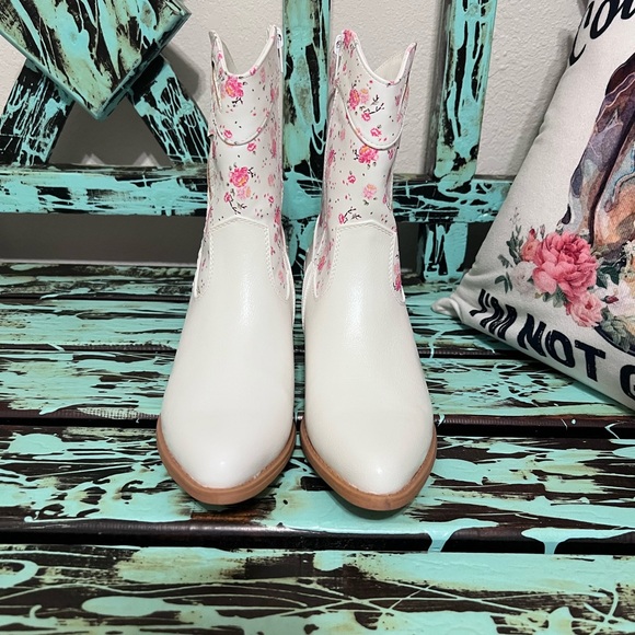 Pierre Dumas White and Pink Heeled Boots - Picture 1 of 4